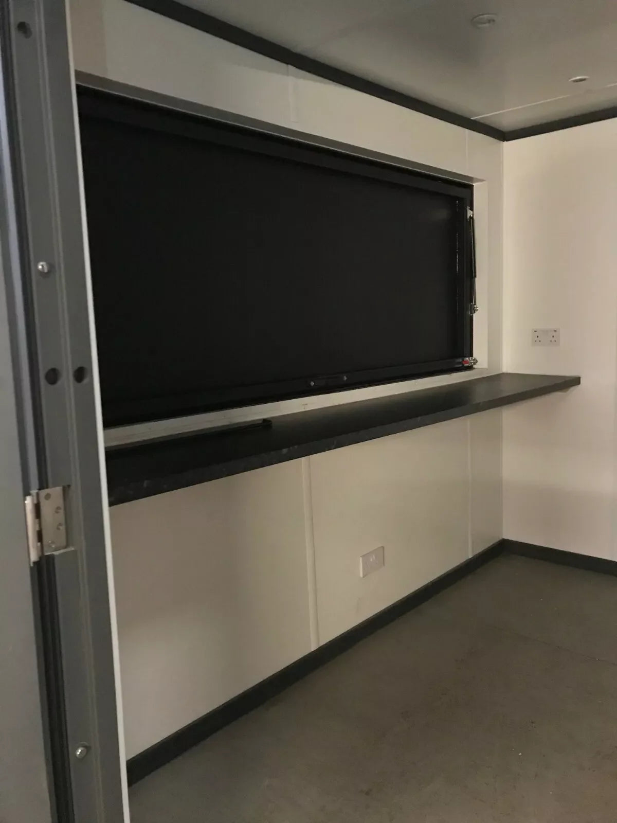 Contentor Bar 10x8 Pés – Solução Compacta para Negócios