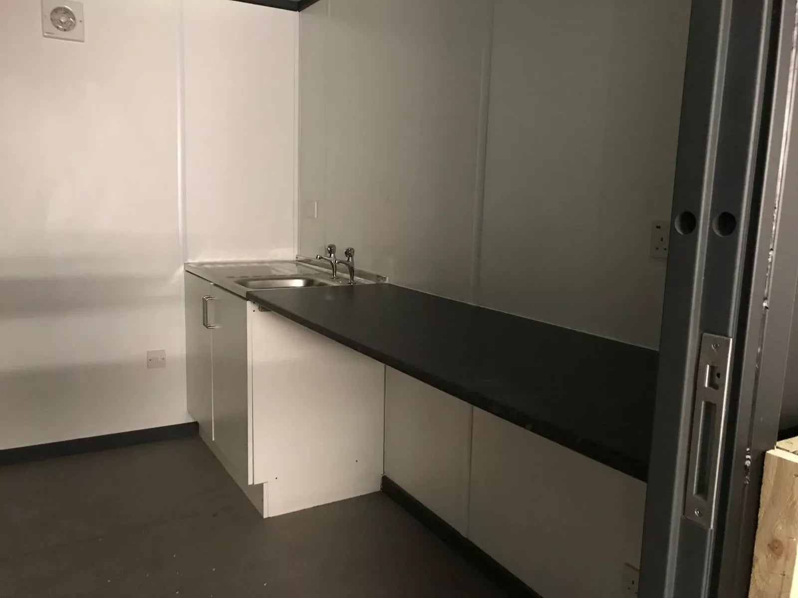 Contentor Bar 10x8 Pés – Solução Compacta para Negócios